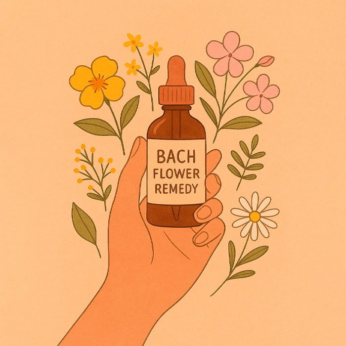 Una mano sostiene un frasco gotero marrón con la etiqueta "Remedio floral de Bach", que simboliza la sanación femenina, rodeado de flores amarillas, rosadas y blancas ilustradas y hojas verdes sobre un fondo color melocotón.